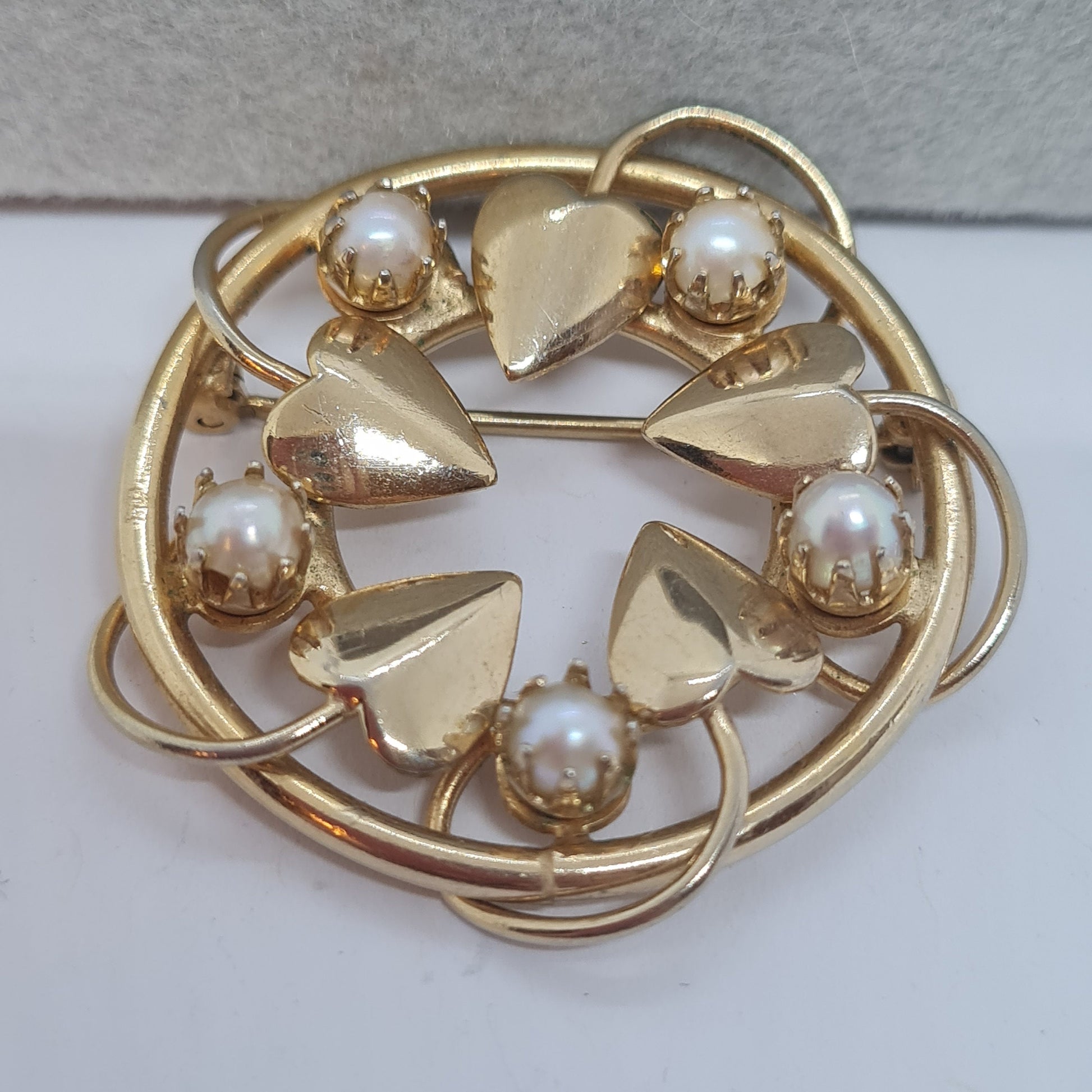 Vintage wreath pearl brooch Gold-tone metal leaves with faux pearl brooch pin