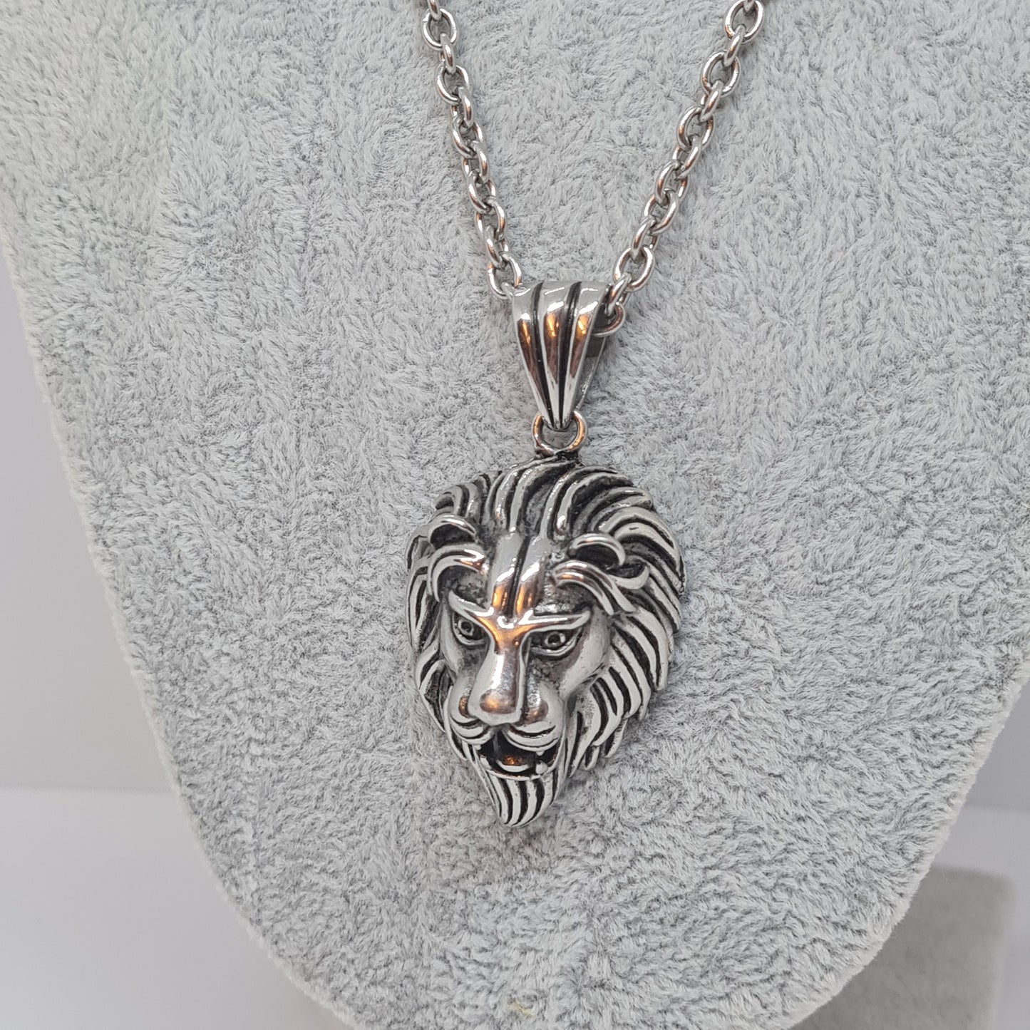 Vintage heavy lion head pendant necklace Silver tone metal chain with chunky pendant