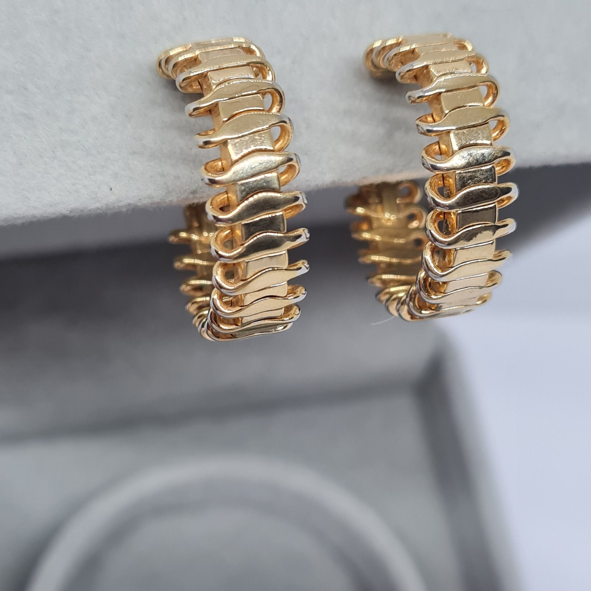 Vintage SARAH COVENTRY "OVERCAST" 1979 hoop clip earrings Gold tone patterned circle huggie hoops