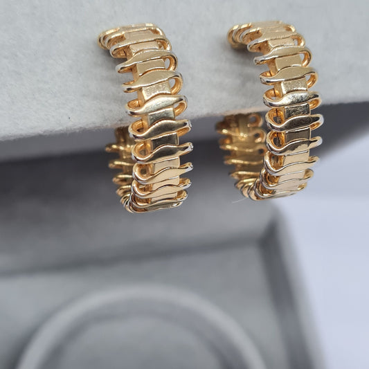 Vintage SARAH COVENTRY "OVERCAST" 1979 hoop clip earrings Gold tone patterned circle huggie hoops