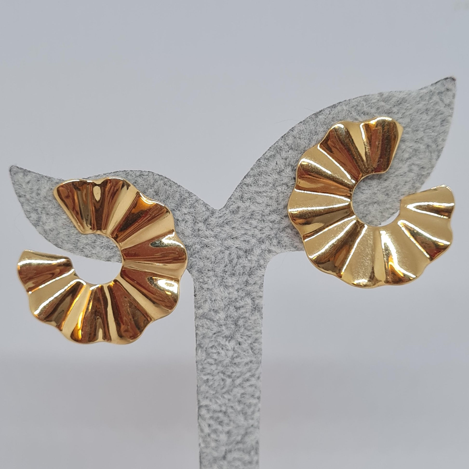 Vintage AVON swirl earrings 1986. Gloss gold-tone metal Designer swirl earrings for women.