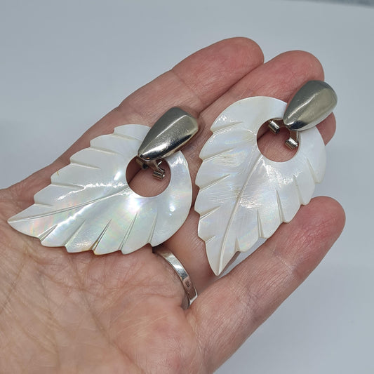 Vintage seashell earrings. Mother-of-pearl drop earrings for summer.