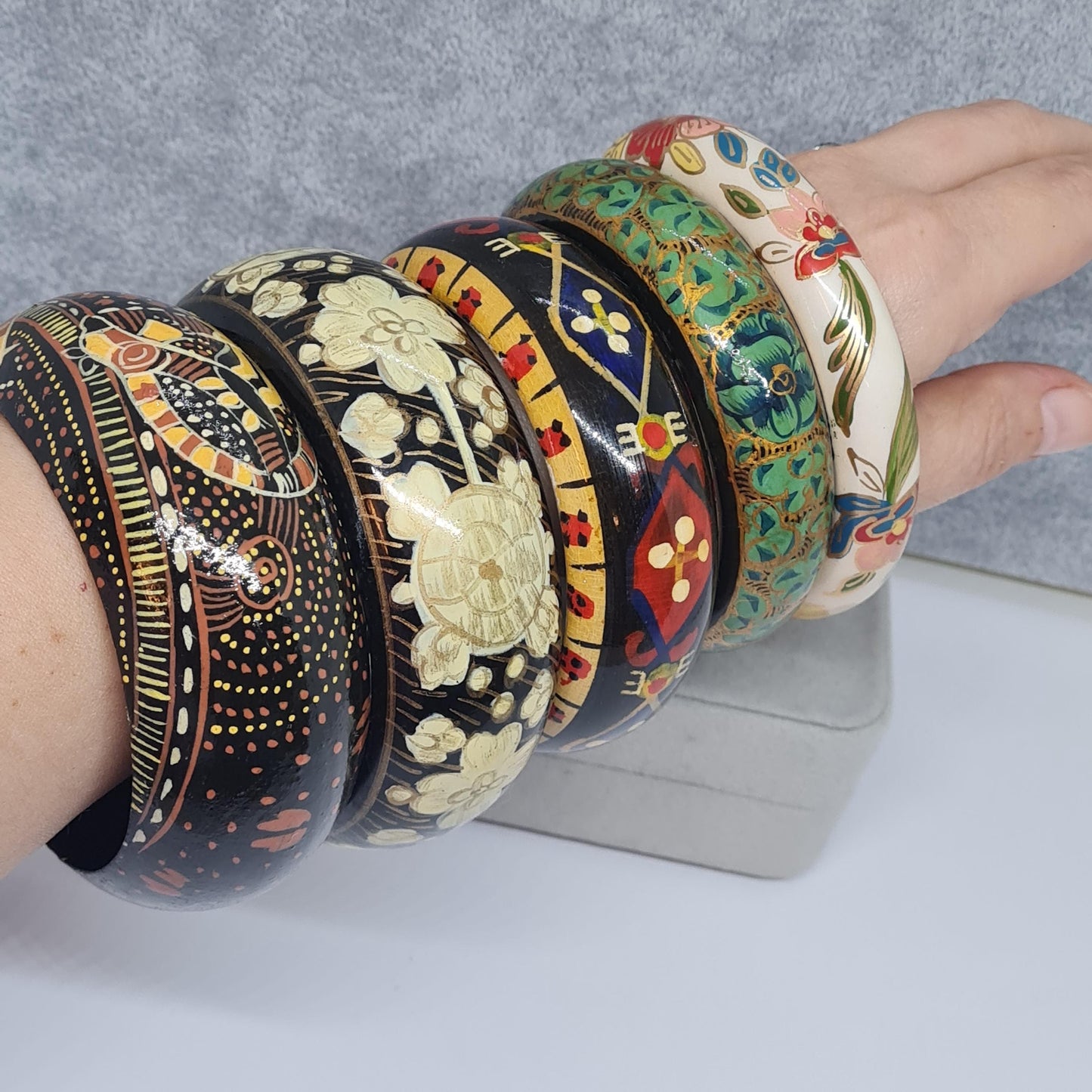Vintage wooden hand-painted chunky bangle Floral motif bracelet