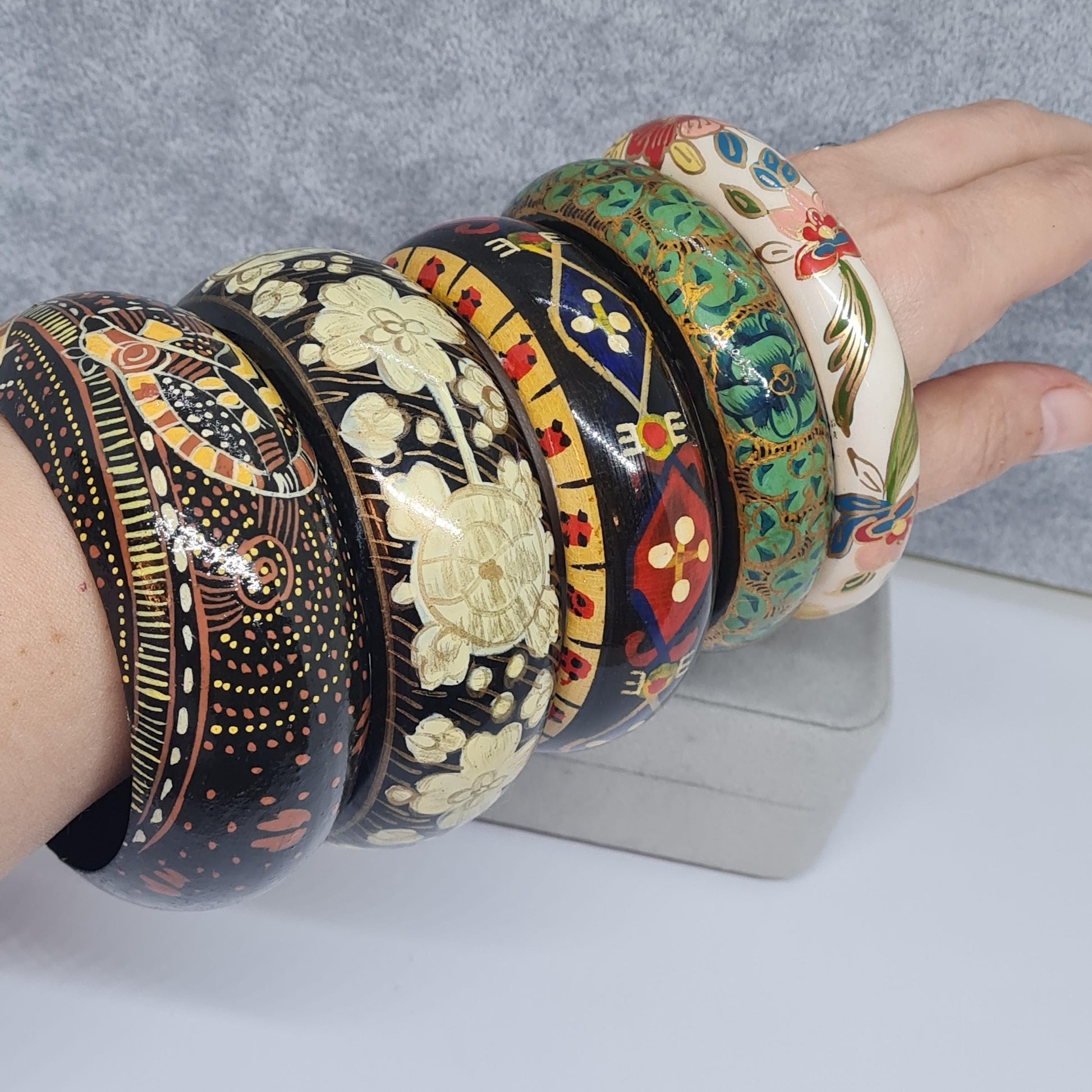 Vintage wooden hand-painted chunky bangle Floral motif bracelet