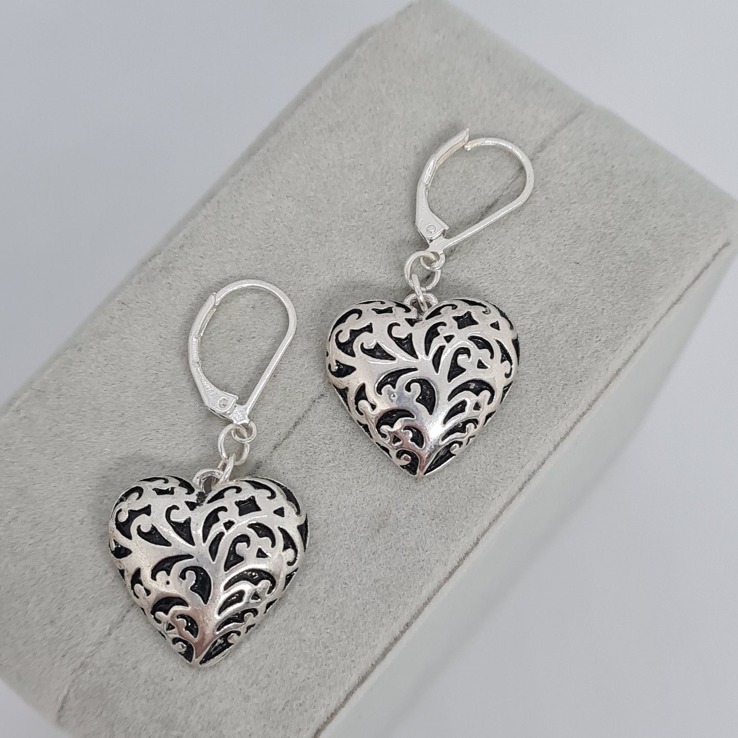 Vintage puff heart earrings. Silver-tone metal with black enamel pierced earrings. Dangle earrings for Valentine's Day.