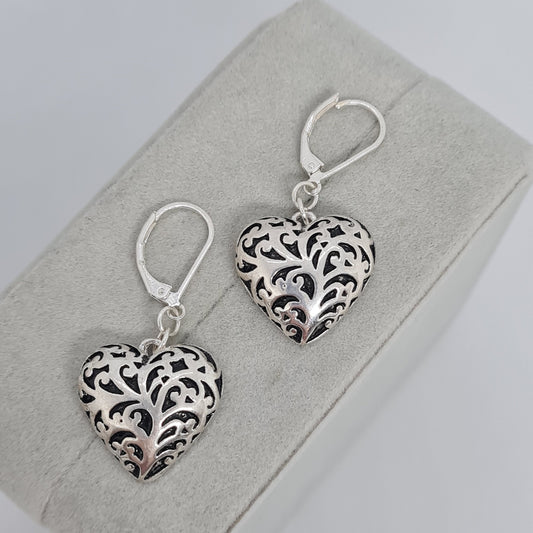Vintage puff heart earrings. Silver-tone metal with black enamel pierced earrings. Dangle earrings for Valentine's Day.