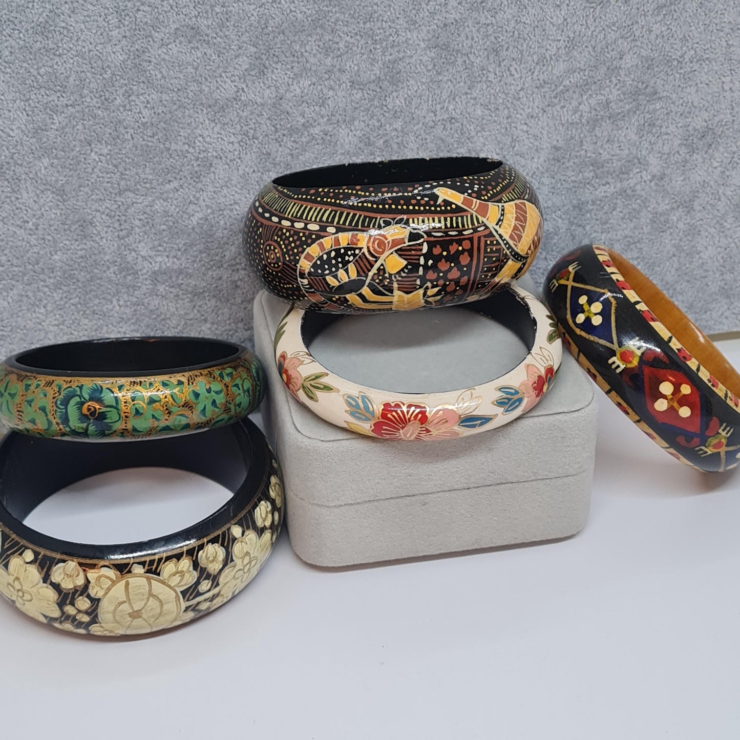 Vintage wooden hand-painted chunky bangle. Floral motif bracelet.