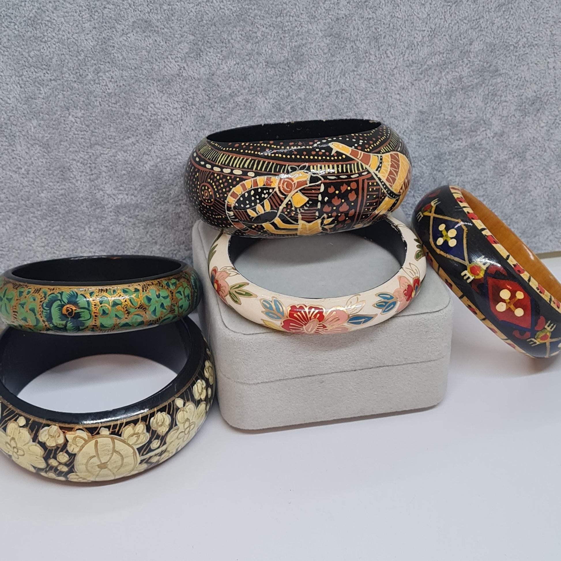 Vintage wooden hand-painted chunky bangle. Floral motif bracelet.