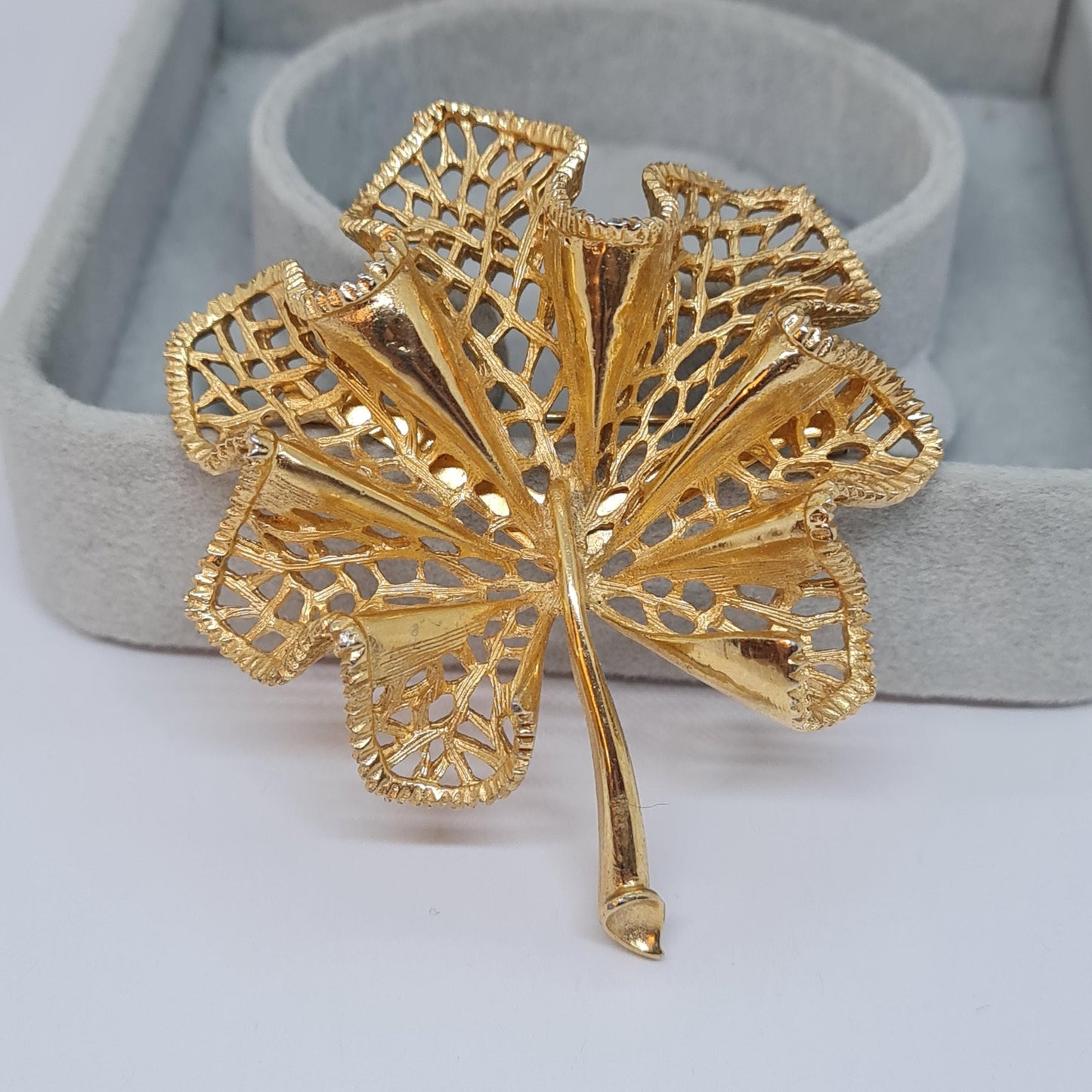 Vintage waving leaf brooch Gold-tone textured metal floral brooch pin