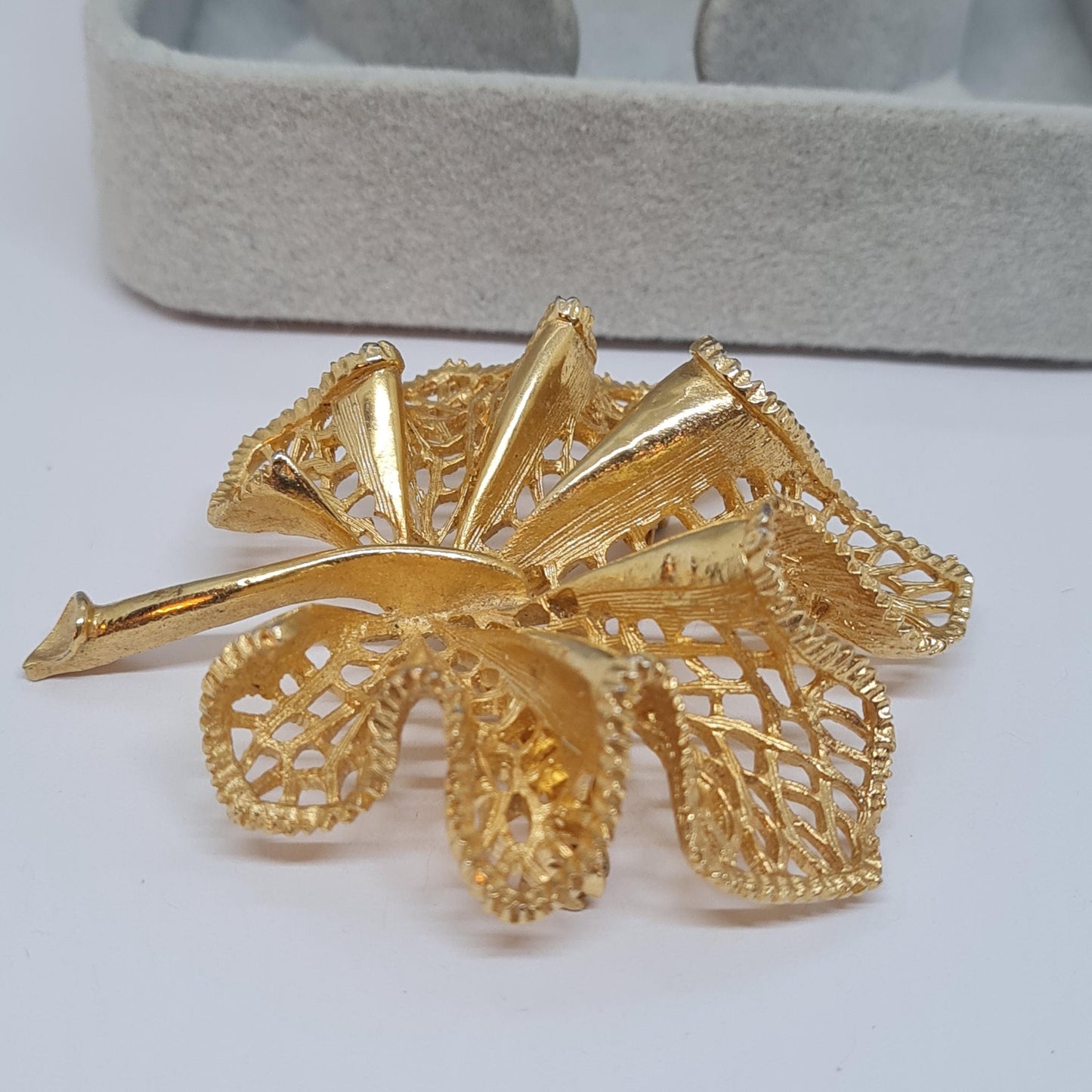 Vintage waving leaf brooch Gold-tone textured metal floral brooch pin