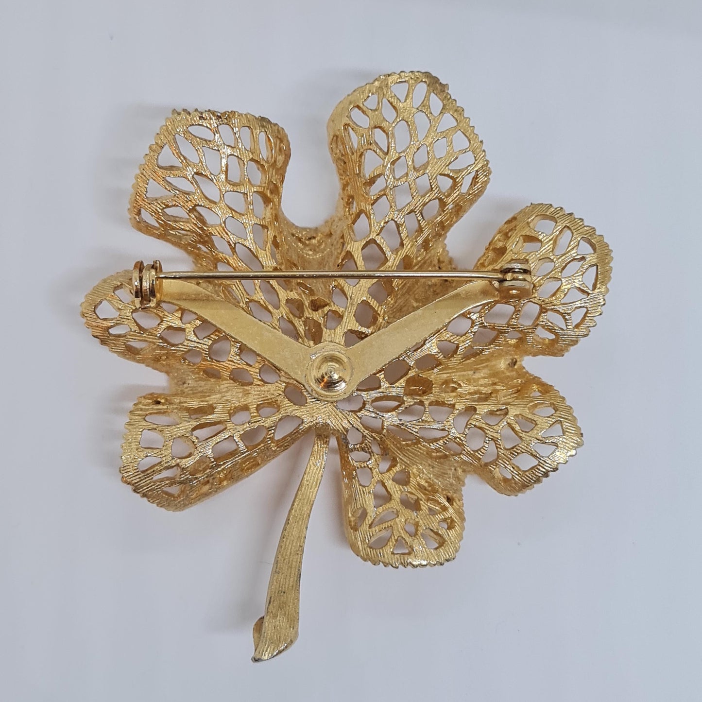 Vintage waving leaf brooch Gold-tone textured metal floral brooch pin