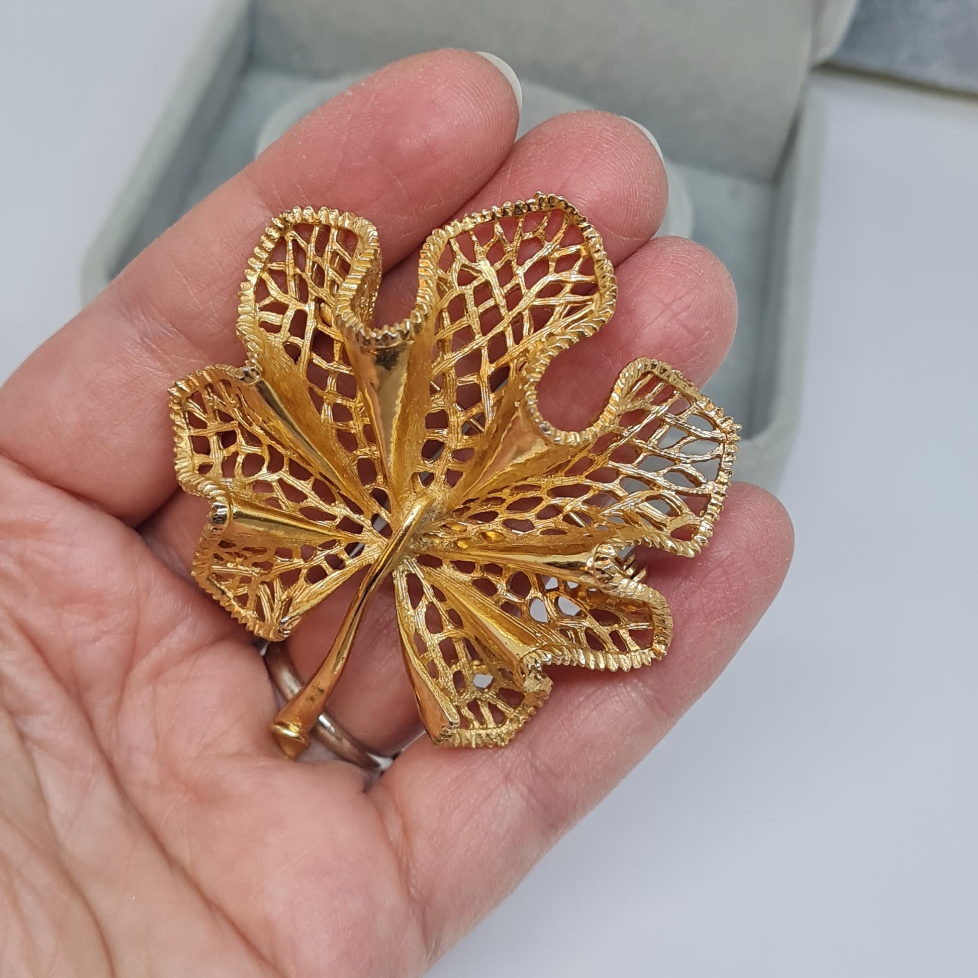 Vintage waving leaf brooch Gold-tone textured metal floral brooch pin