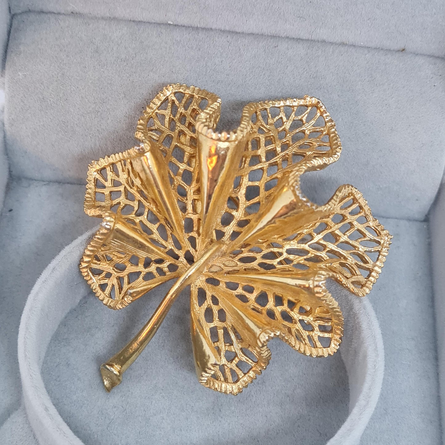 Vintage waving leaf brooch Gold-tone textured metal floral brooch pin