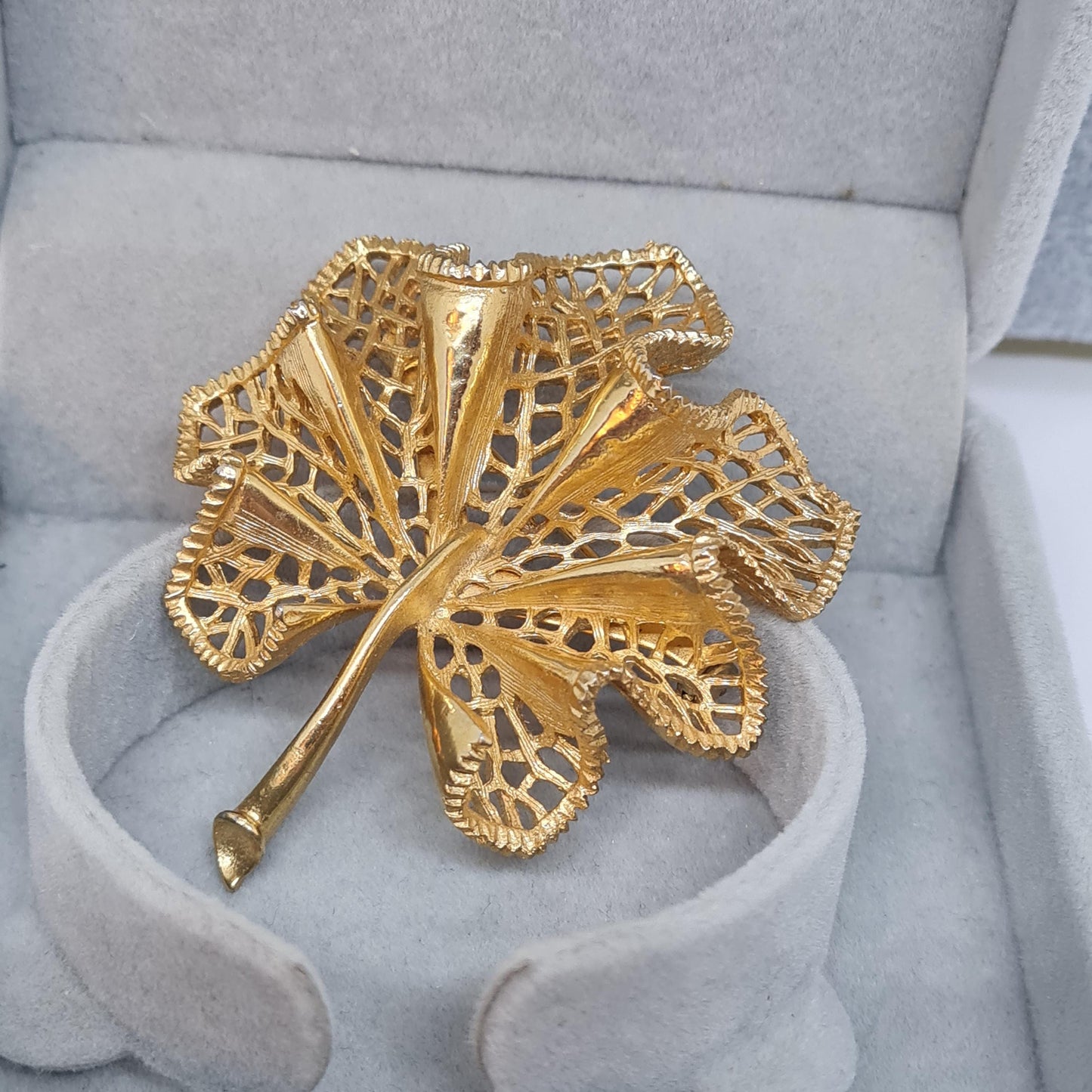 Vintage waving leaf brooch Gold-tone textured metal floral brooch pin