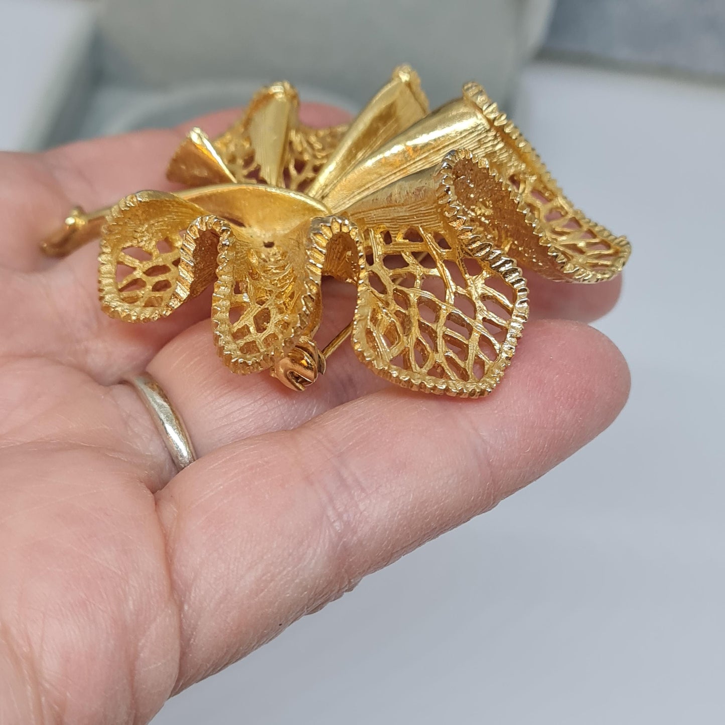 Vintage waving leaf brooch Gold-tone textured metal floral brooch pin