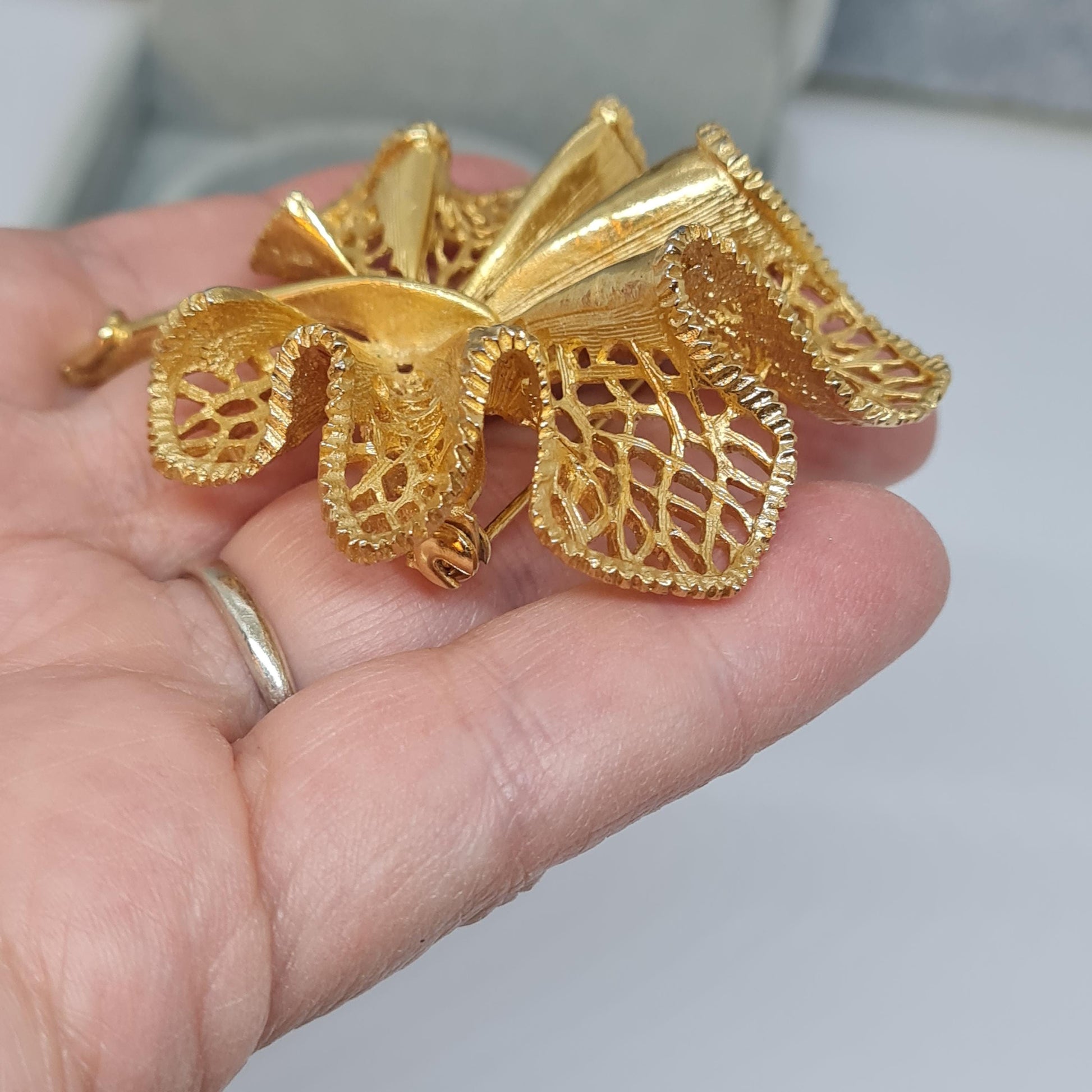 Vintage waving leaf brooch Gold-tone textured metal floral brooch pin