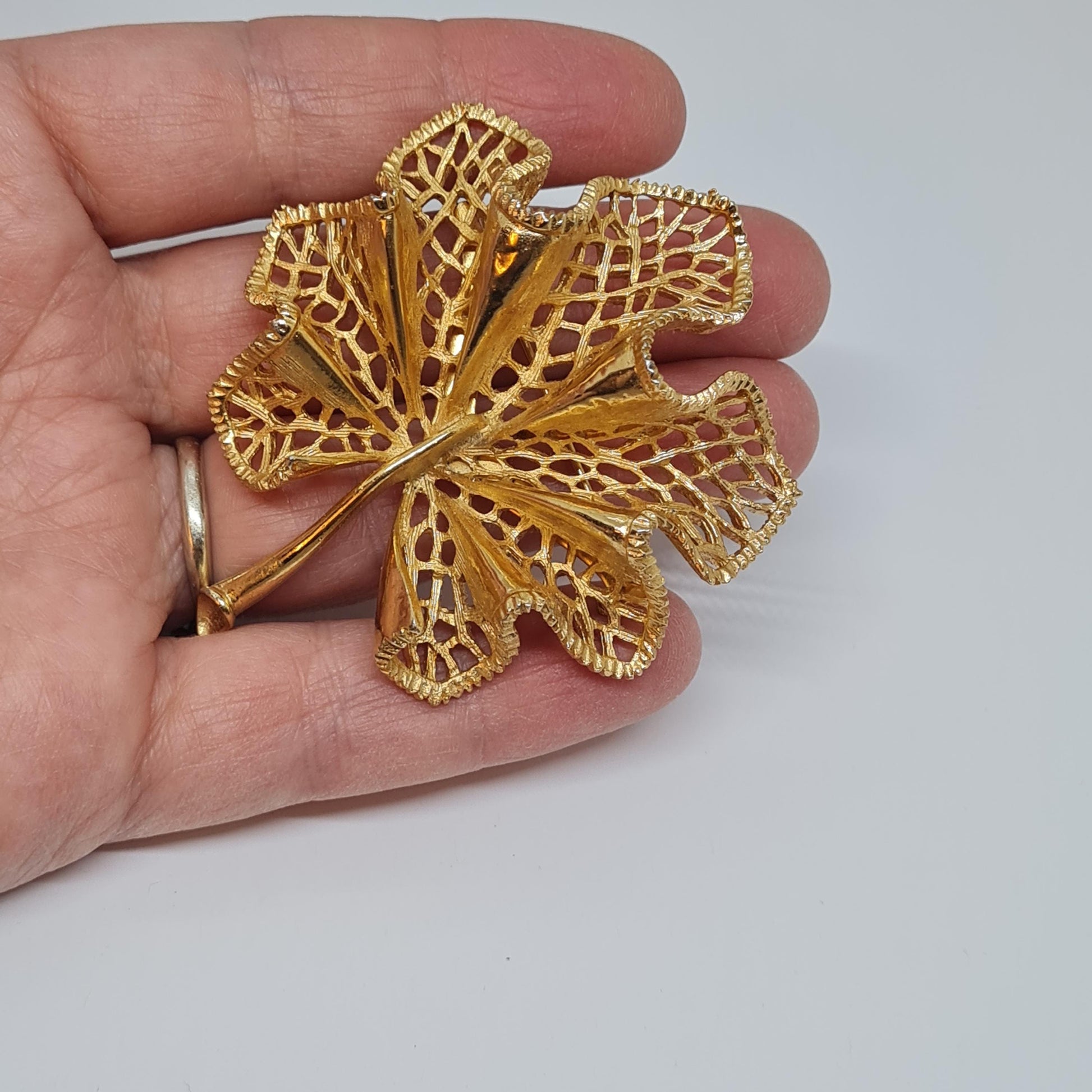 Vintage waving leaf brooch Gold-tone textured metal floral brooch pin