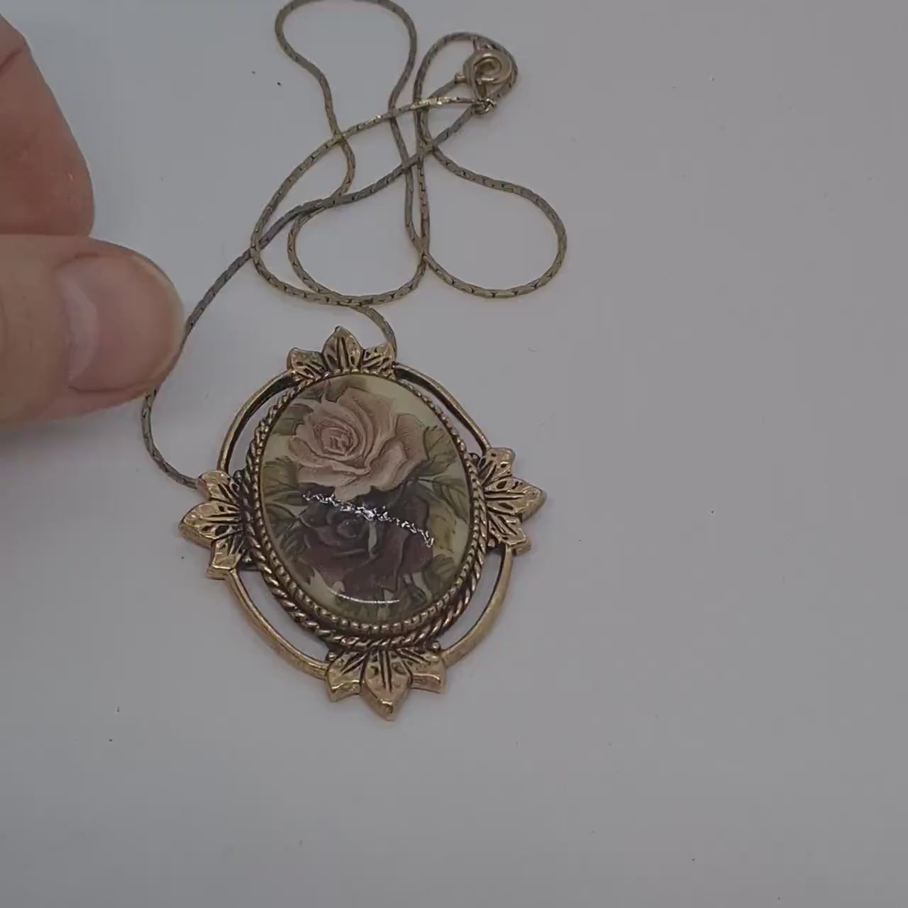 Vintage SARAH COVENTRY "Rose Marie" 1977 necklace Antic gold tone metal chain necklace with two roses cabochon
