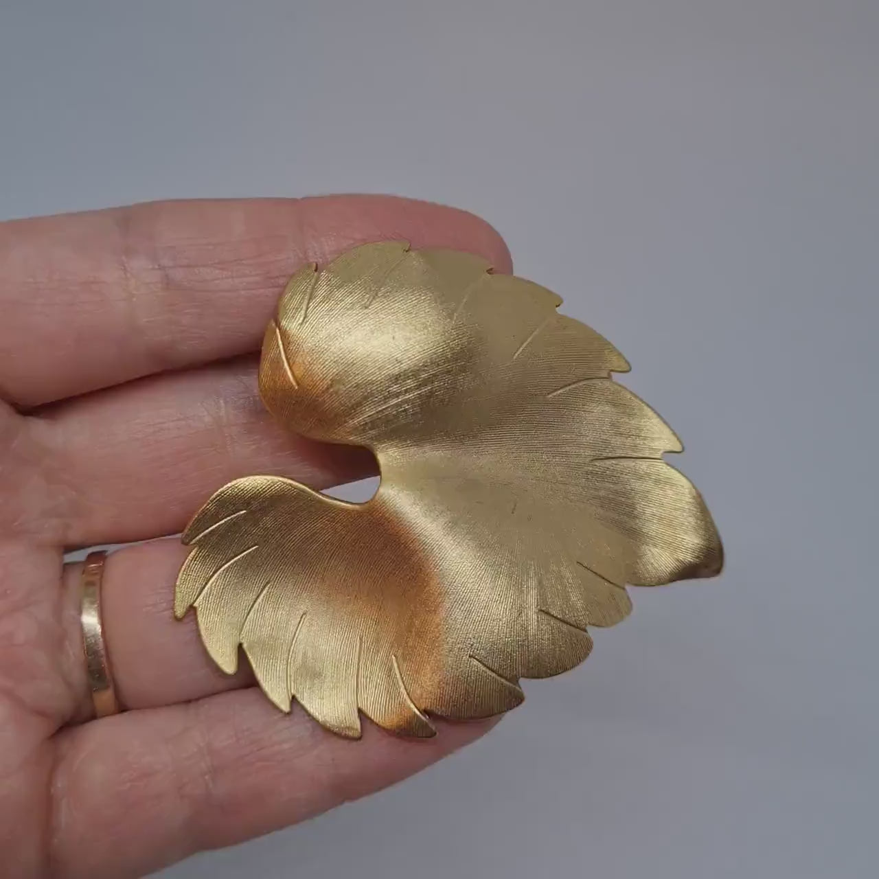 Vintage chunky leaf scarf clip Matte gold-tone textured metal scarf clip