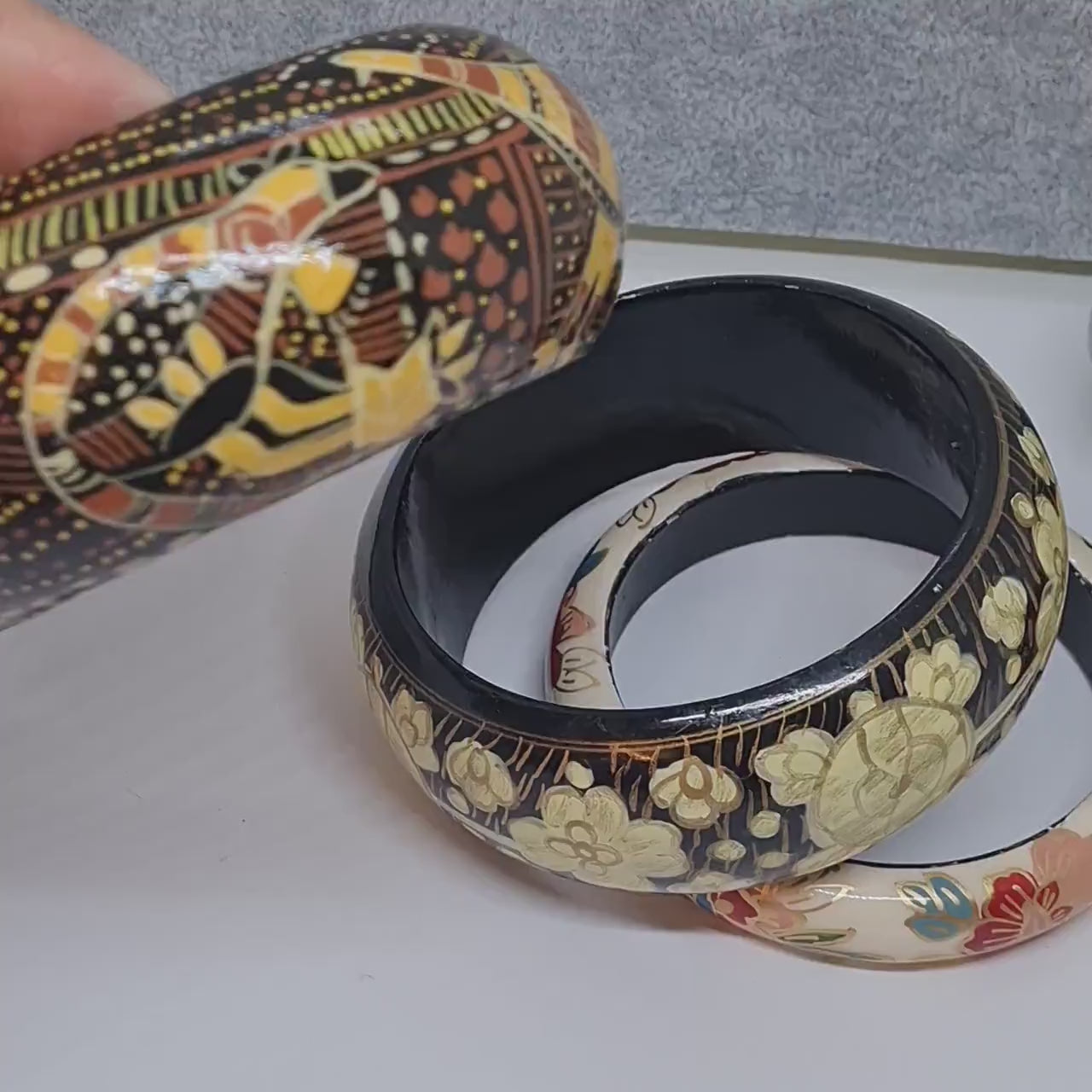 Vintage wooden hand-painted chunky bangle Floral motif bracelet